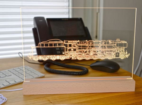 Acrylglas-Leuchte „044 389-5 Denkmal-Lok“ DIN A4 mit LED-Holzsockel (CE-zertifiziert)